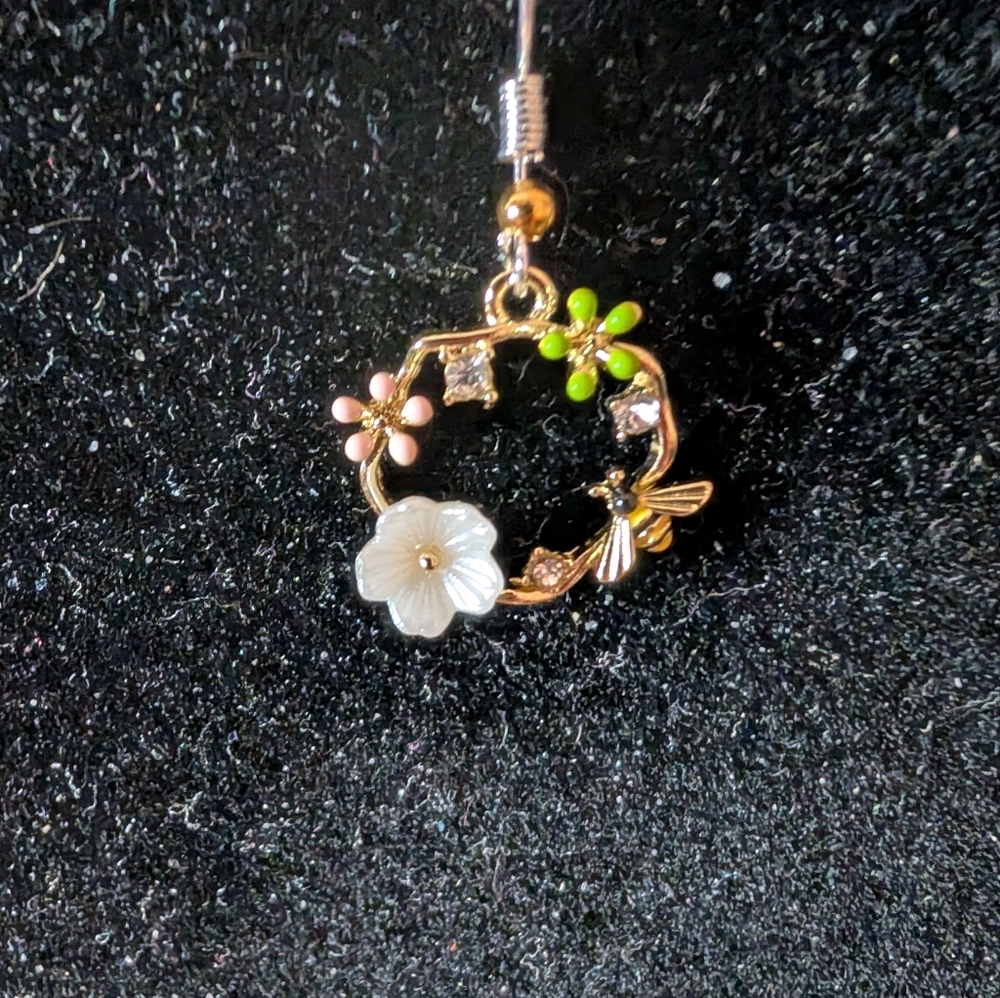 Handcrafted White Floral & Bee In Gold Tone Pierced Earrings - Picture 3 of 6